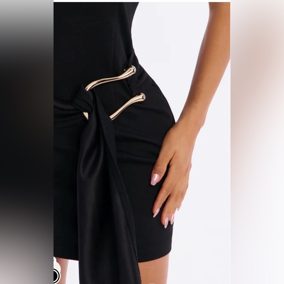 Elegant Black Sleeveless Dress - Picture 3 of 5